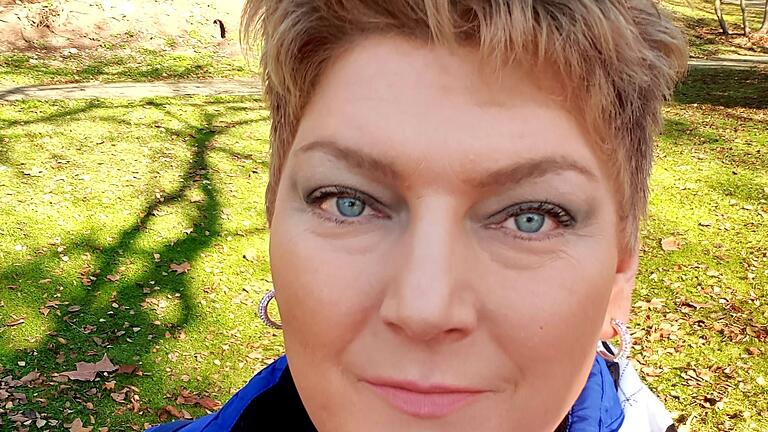 Andrea Graham wurde von den-Freie-Wähler-Kreisvereinigungen Schweinfurt Stadt/Kitzingen/Schweinfurt Land zur Direktkandidatin für die Bundestagswahl nominiert. Andrea Graham wurde von den-Freie-Wähler-Kreisvereinigungen Schweinfurt Stadt/Kitzingen/Schweinfurt Land zur Direktkandidatin für die Bundestagswahl nominiert.