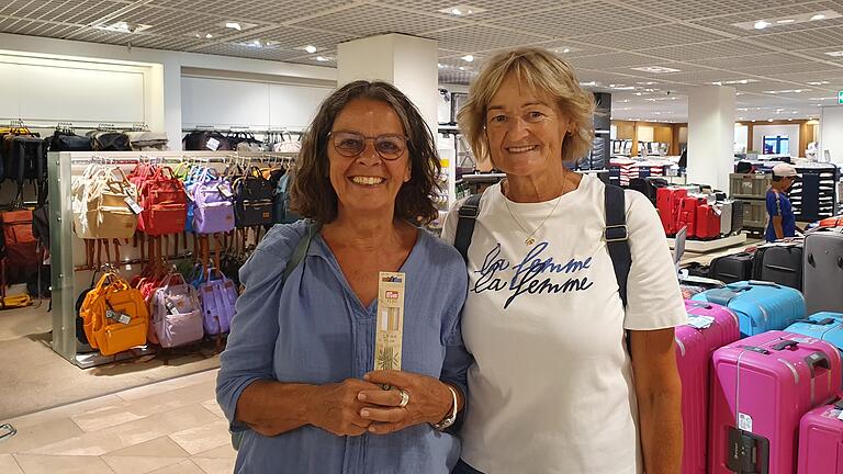 Ulla Linder (links) und Uschi Kummer kommen öfter zu Galeria Karstadt Kaufhof Kaufhaus. Diesmal waren sie auf der Suche nach Stricknadeln und sind fündig geworden.