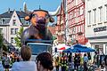 Die 'Ochsen-Parade' mit einem fünf Meter großen aufblasbaren Ochsen zog schon zu Beginn des Ochsenfests die Besucherinnen und Besucher in Scharen an.