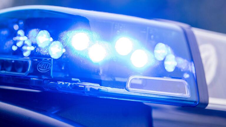 Ein Mann entblößte sich am Klostersee in Trennfeld, die Polizei ermittelt. Ein Mann entblößte sich am Klostersee in Trennfeld, die Polizei ermittelt.
