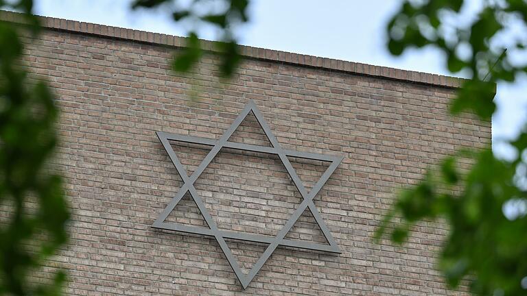 Synagogenzentrum Potsdam       -  Nicht nur sichtbare jüdische Symbole und Synagogen sind in Deutschland Ziele antisemitischer Straftaten. (Archivbild)