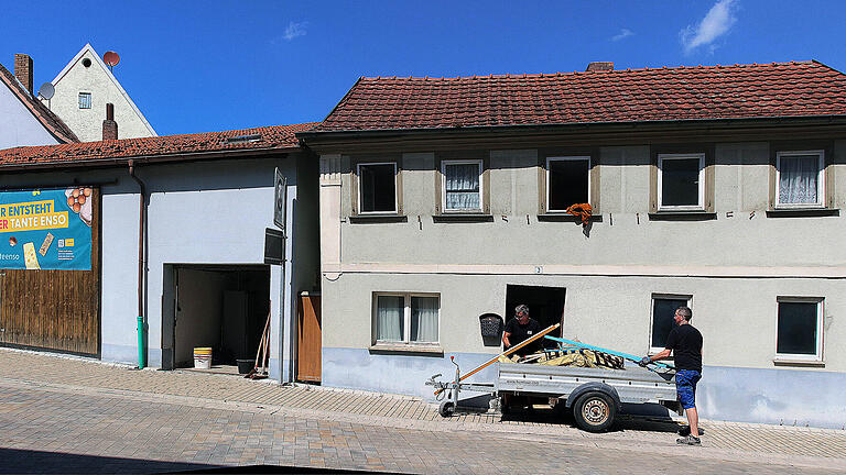 Das Wohnhaus rechts und der Schuppen in der Mitte werden abgebrochen. Das Haus links wird saniert. Hier entsteht der Enso-Einkaufsmarkt.       -  Das Wohnhaus rechts und der Schuppen in der Mitte werden abgebrochen. Das Haus links wird saniert. Hier entsteht der Enso-Einkaufsmarkt.