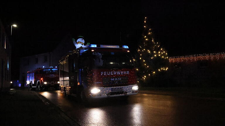 Eine Winter-Parade für Max: Über 50 Blaulicht-Fahrzeuge fuhren im Rahmen der Spendenaktion für Max durch Elfershausen. - Über 50 Blaulicht-Fahrzeuge fuhren im Rahmen der Spendenaktion für Max durch Elfershausen. Eine Winter-Parade für Max: Über 50 Blaulicht-Fahrzeuge fuhren im Rahmen der Spendenaktion für Max durch Elfershausen. - Über 50 Blaulicht-Fahrzeuge fuhren im Rahmen der Spendenaktion für Max durch Elfershausen.