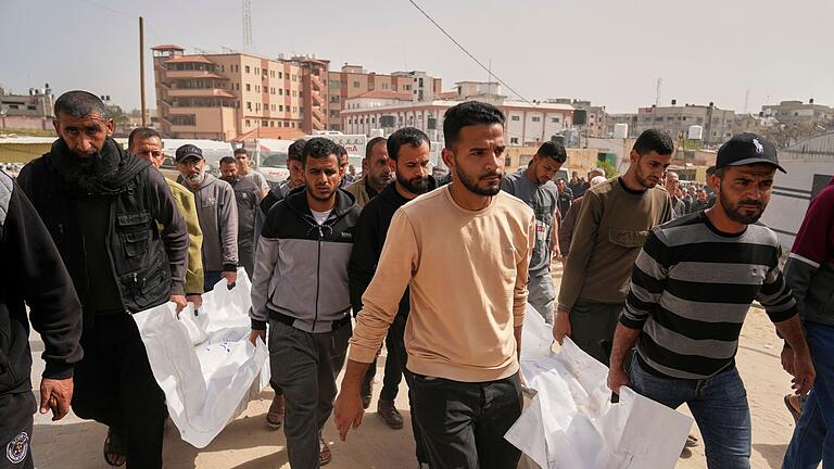 Beerdigung im Gazastreifen - Im Gazastreifen werden mehrere durch Angriffe der israelischen Armee getötete Palästinenser zu Grabe getragen. Beerdigung im Gazastreifen - Im Gazastreifen werden mehrere durch Angriffe der israelischen Armee getötete Palästinenser zu Grabe getragen.