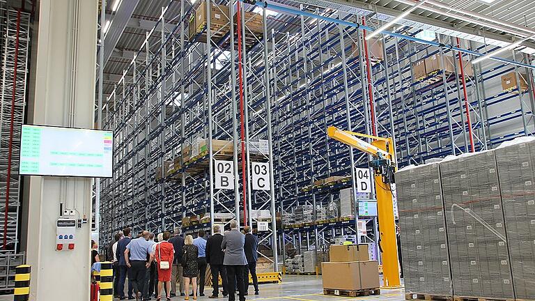 Beim Rundgang konnten sich die Gäste am Montag einen Eindruck von der Leistungsfähigkeit des neuen Logistikzentrums von Kurtz Ersa in Wiebelbach machen.