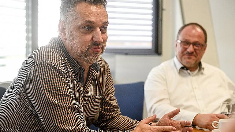 Der neue Röttinger Intendant Lars Wernecke im Gespräch. Rechts Martin Umscheid, Bürgermeister von Röttingen.