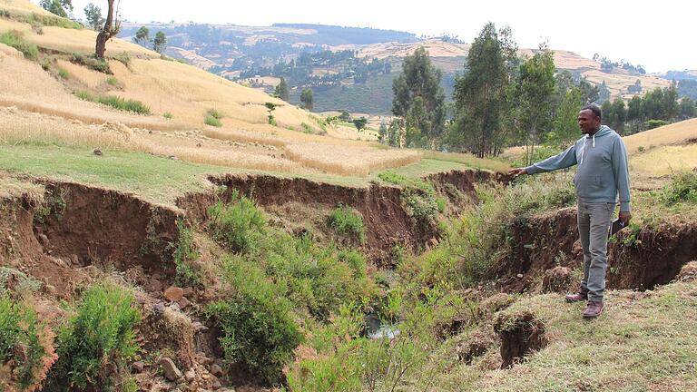 Erosionsgräben wie diese schließt 'Menschen für Menschen' zusammen mit Bauern in Äthiopien. Rund 12 000 Hektar wurden in den vergangenen 38 Jahren aufgeforstet.&nbsp;