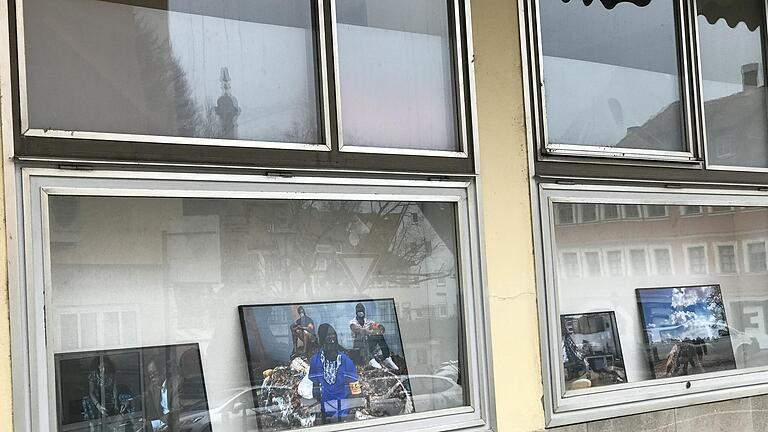 World Press findet in Kitzingen diesmal - wie hier am Königsplatz - als Schaufenster-Galerie statt.