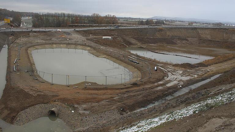 Bei Starkregen wird das Wasser der Autobahn in diesen Becken an der Abfahrt Wiesentheid gesammelt. Bei Starkregen wird das Wasser der Autobahn in diesen Becken an der Abfahrt Wiesentheid gesammelt.