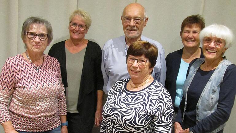Führungsteam bestätigt (vorne von links): Kassenprüferin Helga Schmitt, Kassiererin Ruth Seufert, Teamleiterin Barbara Müller sowie (hinten von links): Schriftführerin Maria Leist, 2. Kassenprüfer Karl Rudolf Klühspies und die 2. Kassiererin Elisabeth Salomon.