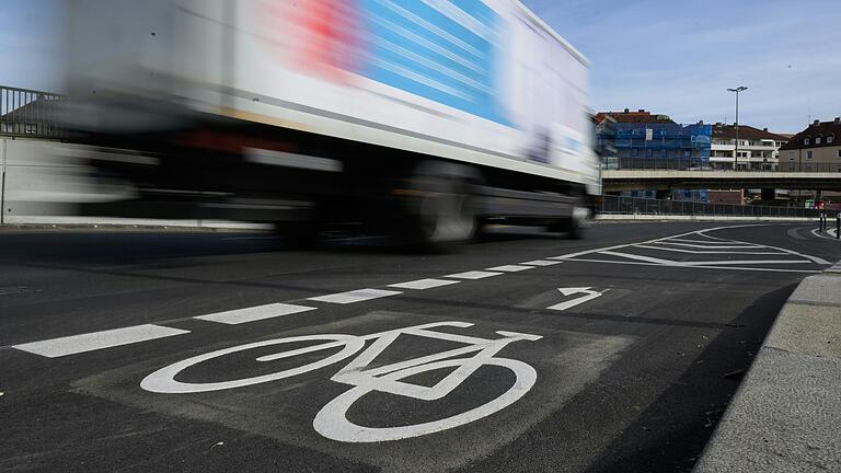Angesichts des hohen Verkehrsaufkommens an dieser Querungsstelle ist das vom Radweg vorgeschlagene Abbiegen nach links von einer Leserin als gefährlich eingestuft worden.&nbsp;