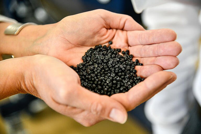 Granulat aus Plastikmüll: Am Süddeutschen Kunststoffzentrum will man herausfinden, wie vielfältig es eingesetzt werden kann. Von Bahnschwellen bis Lebensmittelverpackungen ergäben sich viele Einsatzgebiete. Granulat aus Plastikmüll: Am Süddeutschen Kunststoffzentrum will man herausfinden, wie vielfältig es eingesetzt werden kann. Von Bahnschwellen bis Lebensmittelverpackungen ergäben sich viele Einsatzgebiete.