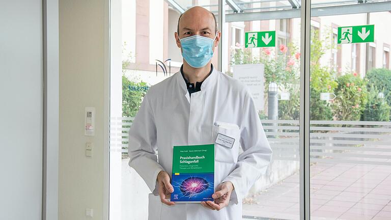 Peter Kraft, Chefarzt der Neurologie des MSP-Klinikums, mit dem neuen Schlaganfall-Handbuch.