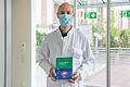 Peter Kraft, Chefarzt der Neurologie des MSP-Klinikums, mit dem neuen Schlaganfall-Handbuch.