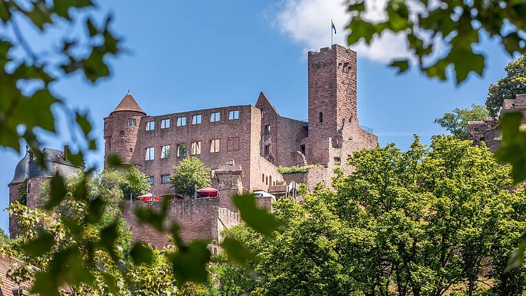 Die Burg Wertheim ist eine der größten Steinburgruinen in Süddeutschland. Die Burg Wertheim ist eine der größten Steinburgruinen in Süddeutschland. 