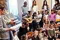 Baugeschichte mal ganz anders:&nbsp; Ein kleiner Chor der Kindergartenkinder sang über die schwierigen Umstände der Bauzeit des neuen Kindergartens Bibergau/ Effeldorf