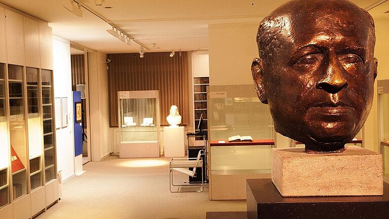 Otto Schäfers Büste, geschaffen von Gustav Seitz, wacht am Eingang über sein Museum. Otto Schäfers Büste, geschaffen von Gustav Seitz, wacht am Eingang über sein Museum.