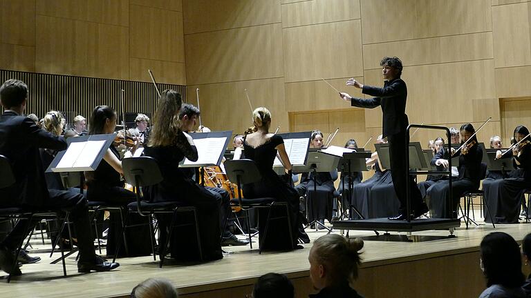 Das Bundesjugendorchester spielte unter Leitung von  Elias Grandy in der ausverkauften TauberPhilharmonie Weikersheim.
