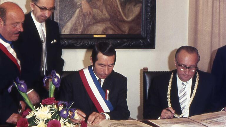 Am 2. Juli 1972 wurde in Gerolzhofen mit der Unterzeichnung der Urkunden die Städtepartnerschaft zwischen Mamers in Frankreich und Gerolzhofen besiegelt. Das Bild hat diesen historischen Moment festgehalten. Es zeigt (von links) Maurice Viard, den Präsidenten des Partnerschaftskomitees in Mamers, Theodor Kirner, den Leiter der Gerolzhöfer Stadtverwaltung, den Mamerser Bürgermeister Henri Courant und Gerolzhofens Bürgermeister Franz Kreppel. Am 2. Juli 1972 wurde in Gerolzhofen mit der Unterzeichnung der Urkunden die Städtepartnerschaft zwischen Mamers in Frankreich und Gerolzhofen besiegelt. Das Bild hat diesen historischen Moment festgehalten. Es zeigt (von links) Maurice Viard, den Präsidenten des Partnerschaftskomitees in Mamers, Theodor Kirner, den Leiter der Gerolzhöfer Stadtverwaltung, den Mamerser Bürgermeister Henri Courant und Gerolzhofens Bürgermeister Franz Kreppel.