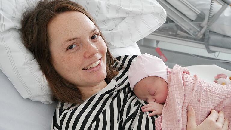 Mutter Michelle Schmitt freut sich über Emily, die als erstes Baby im neuen Jahr in der Missionsärztlichen Klinik in Würzburg zur Welt gekommen ist. Mutter Michelle Schmitt freut sich über Emily, die als erstes Baby im neuen Jahr in der Missionsärztlichen Klinik in Würzburg zur Welt gekommen ist.