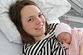 Mutter Michelle Schmitt freut sich über Emily, die als erstes Baby im neuen Jahr in der Missionsärztlichen Klinik in Würzburg zur Welt gekommen ist.