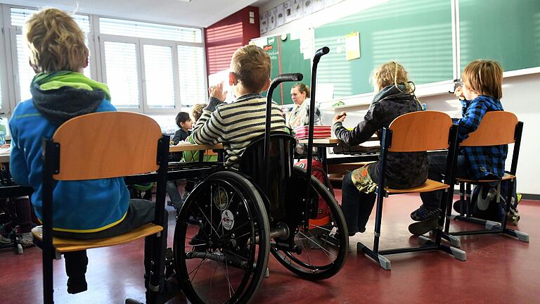 Ein Kind mit Behinderung nimmt im Rollstuhl am Grundschul-Unterricht teil. Aber auch ohne einen eingeschränkten Mitschüler können Kinder Akzeptanz lernen. Zum Beispiel mit den neuen Projektmodulen des Landkreises Rhön-Grabfeld, das von Grundschulen in Bad Königshofen und Bad Neustadt schon rege genutzt wird. Ein Kind mit Behinderung nimmt im Rollstuhl am Grundschul-Unterricht teil. Aber auch ohne einen eingeschränkten Mitschüler können Kinder Akzeptanz lernen. Zum Beispiel mit den neuen Projektmodulen des Landkreises Rhön-Grabfeld, das von Grundschulen in Bad Königshofen und Bad Neustadt schon rege genutzt wird.
