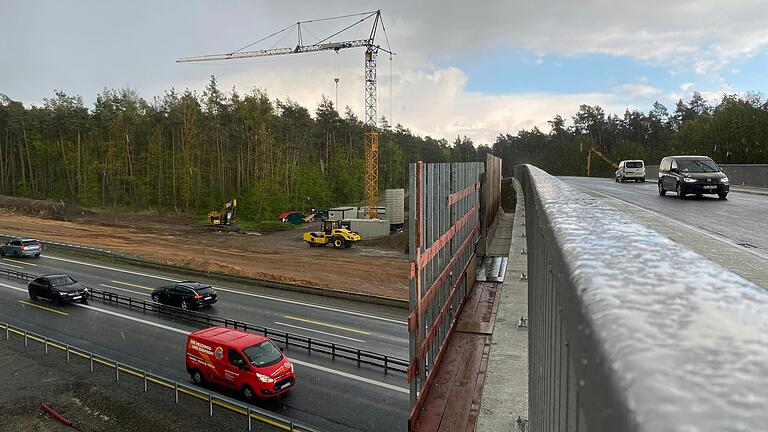 Die neue Autobahnbrücke über die A3 zwischen Großlangheim und Hörblach (Kreisstraße KT 12) muss für Restarbeiten noch einmal gesperrt werden. Anfang Dezember 2022 war die alte Brücke im Zug des Autobahn-Ausbaus abgerissen und durch einen Neubau ersetzt worden. Das Bild zeigt die neue Brücke kurz vor der Eröffnung mit Baustellenfahrzeugen.