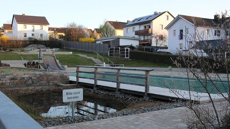 Zur Schwimmbadsaison im Naturbad Aura müssen die Gäste etwas tiefer in die Tasche greifen, denn die Eintrittspreise aus dem Jahr 2014 sind nicht mehr zu halten.       -  Zur Schwimmbadsaison im Naturbad Aura müssen die Gäste etwas tiefer in die Tasche greifen, denn die Eintrittspreise aus dem Jahr 2014 sind nicht mehr zu halten.