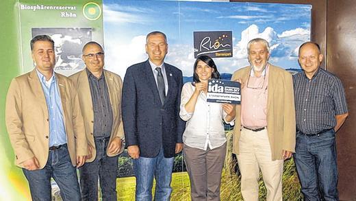 Freude über Anerkennung: (von links) Thorsten Raab (Biosphärenreferat Hessen), Geschäftsführer Heiko Kümmel, Landrat Bernd Woide, Projektleiterin Sabine Frank, Astronom Andreas Hänel und Michael Geier (Biosphärenreservat Bayern).