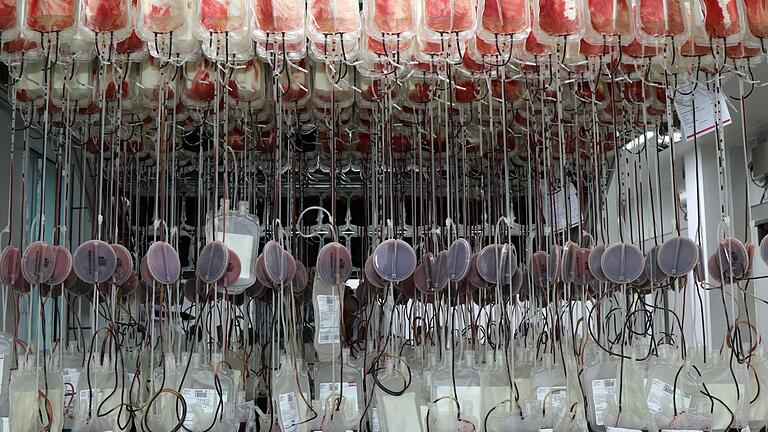 In Wiesentheid sclägt das Herz des Blutspendedienstes: Fast jeder Tropfen Lebenssaft, der in Bayern verarbeitet wird, 'fließt' durch das Produktions- und Logistikzentrum des BRK.