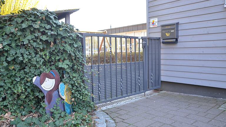 Ein Teil der Kindertagestätte St. Michael wird vorübergehend in Container ausgelagert, da es im bisherigen Gebäude immer wieder zu Geruchsbelästigungen kommt. Ein Teil der Kindertagestätte St. Michael wird vorübergehend in Container ausgelagert, da es im bisherigen Gebäude immer wieder zu Geruchsbelästigungen kommt.