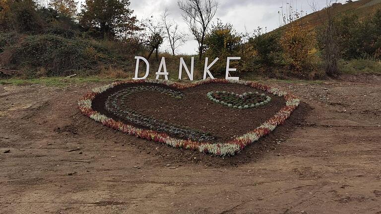 Dieses weit sichtbare Zeichen eines „Helferherzes“ mit frischen Blumen und Heidekraut legten die Eltmänner mit einheimischen Bürgern gemeinsam an. Es soll auch für die Zukunft ein Zeichen des Dankes darstellen. Dieses weit sichtbare Zeichen eines „Helferherzes“ mit frischen Blumen und Heidekraut legten die Eltmänner mit einheimischen Bürgern gemeinsam an. Es soll auch für die Zukunft ein Zeichen des Dankes darstellen.