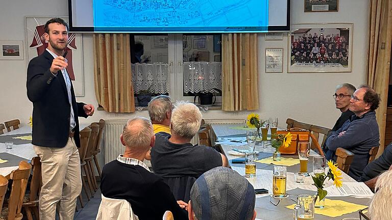 Felix Schmidl erläutert das Nahwärmenetz in Ostheim.