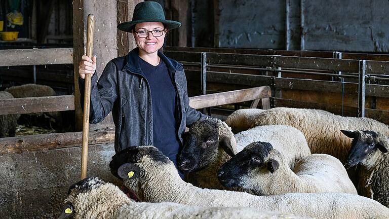 Bei 'ihren Damen' im Stall fühlt sich Selina Tausch wohl. Sie hat immer noch genau im Kopf, welches der Muttertiere wie viele Lämmer in den vergangenen Jahren bekommen hat.