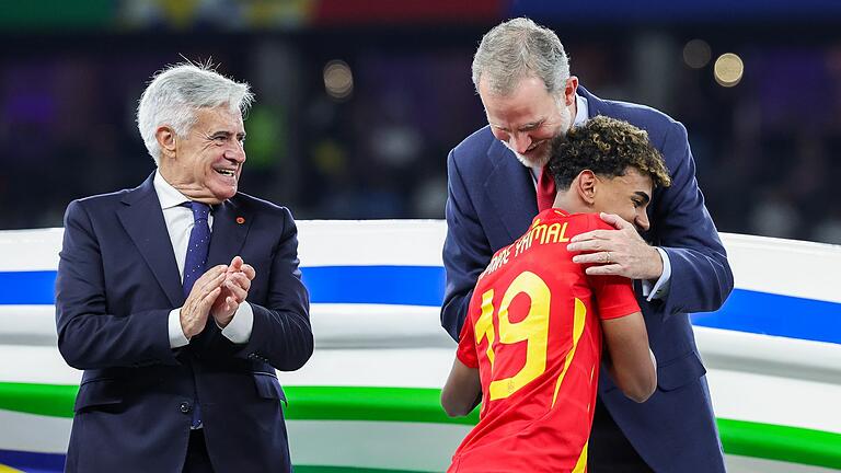 Euro 2024: Spanien - England - Die köngliche Umarmung: König Felipe VI. gratuliert Jungstar Yamal. Euro 2024: Spanien - England - Die köngliche Umarmung: König Felipe VI. gratuliert Jungstar Yamal.