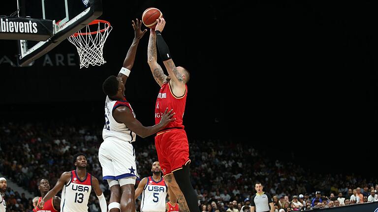 Daniel Theis       -  US-Profi Anthony Edwards blockt Daniel Theis im Testspiel in Abu Dhabi.