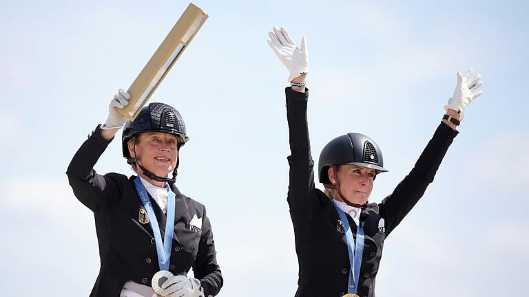 Paris 2024 - Pferdesport       -  Jessica von Bredow-Werndl und Isabell Werth feiern ihre Medaillen.