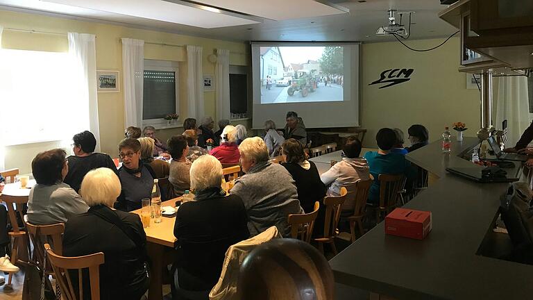 Kirchweihbilder aus 2005 und 2006 wurden während der 'Spielzeit' im Sportheim gezeigt.&nbsp;