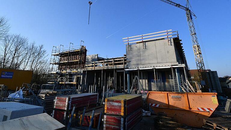 An der Baustelle für den neuen Standort der Drei-Linden-Förderschule in Gaukönigshofen stehen die Rohbauarbeiten kurz vor dem Abschluss. An der Baustelle für den neuen Standort der Drei-Linden-Förderschule in Gaukönigshofen stehen die Rohbauarbeiten kurz vor dem Abschluss.