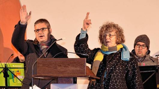 Nach einer kleinen Andacht segneten Pfarrer Stephan Eschenbacher und Pfarrerin Doris Otminghaus alle, die am Neujahrsempfang der Stadt Haßfurt auf dem Marktplatz teilnahmen.