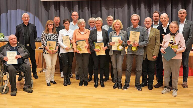 Die Geehrten für 40 Jahre mit der TSV-Vorstandschaft, Dr. Kurt Vogel und dem stellvertretenden Landrat Thomas Vizl.