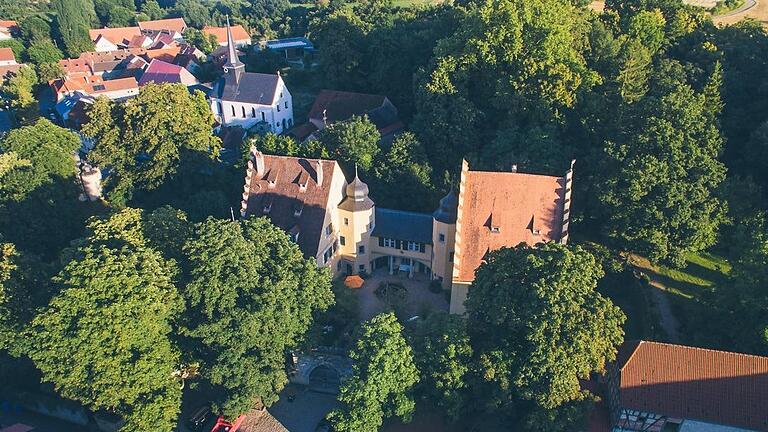 Heinrich von Zobel bewohnt mit seiner Familie das Schloss, mit dessen Bau vor 450 Jahren die Linie der Freiherrn Zobel von Giebelstadt zu Darstadt begründet wurde. Heinrich von Zobel bewohnt mit seiner Familie das Schloss, mit dessen Bau vor 450 Jahren die Linie der Freiherrn Zobel von Giebelstadt zu Darstadt begründet wurde. 