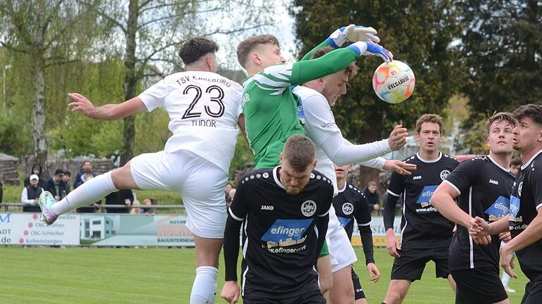 Turbulente Szene im Rimparer Strafraum: ASV-Keeper Robin Michel (oben, Zweiter von links) muss sich gegen die Karlburger Fabio Tudor (links) und Fabian Jordan (oben, Dritter von links) erwehren.