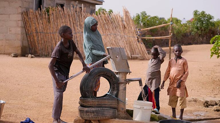 Kampf gegen Unterernährung in Afrika       -  Entwicklungshilfe-Vertreter kritisierten die geplanten Kürzungen im Bundeshaushalt. (Archiv-Foto)