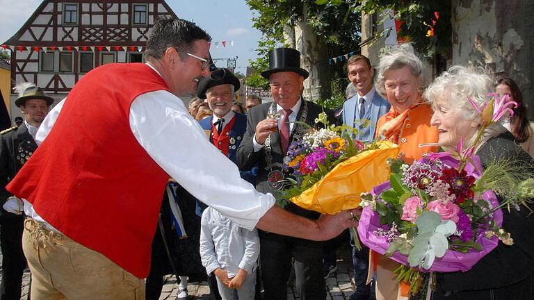 Musiker Arno Engelhardt (links) und Bürgermeister Herbert Volkamer bedachten Ingrid Knauf und Dora Schlee mit Blumen.