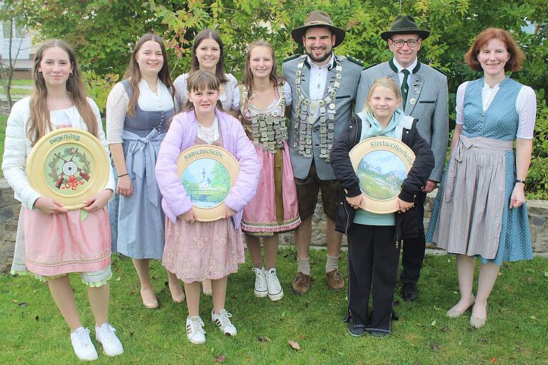 Die neuen Schützen-Majestäten in Füttersee,  Hinten von links: Lena Gampel, Viktoria Oppel, Jugendkönigin Manja Meyer, Schützenkönog Andreas Klein, Michael Wittmann, Heike Beck. Vorne die Scheibenträgerinnen Elena Kolb, Sophia Mauer und Hanna Mönius.