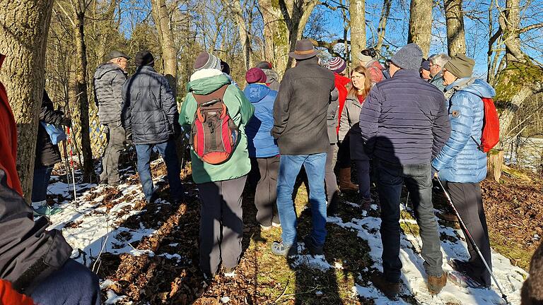 Wandergruppe vor dem Friedhof des ehem. Rittergutes Huflar. Wandergruppe vor dem Friedhof des ehem. Rittergutes Huflar.