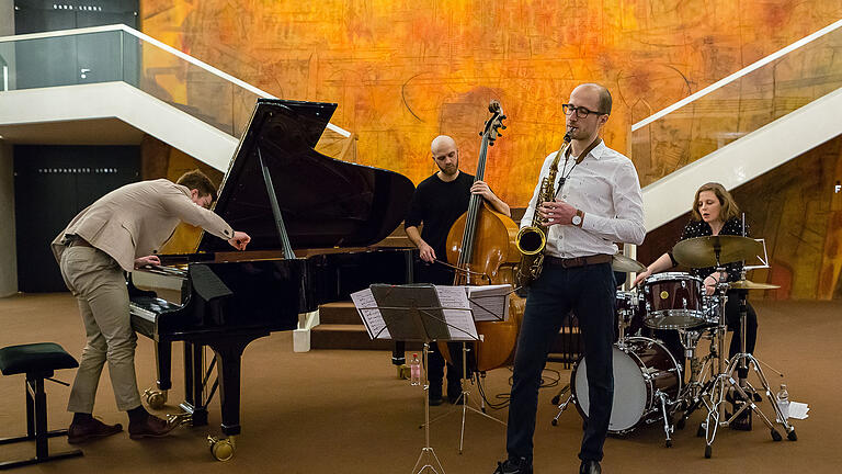 Das Eva Kleese Jazzquartett begeisterte im Theaterfoyer. Im Bild (von links): Philip Frischkorn, Stefan Schönegg, Evgeny Ring, Eva Klesse