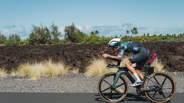 Profi-Triathletin Laura Zimmermann vom SV Würzburg 05 belegt beim Ironman Hawaii 2022 Platz 23.