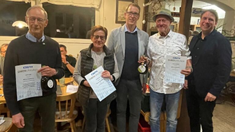 Johannes Graf (Mitte) und CSU-Kreisvorsitzender Christof Herbert (rechts) bedankten sich bei den Jubilaren: Hubert Appl (40 Jahre), Christine Lux (20 Jahre) und Gerd-Ludwig Borst (20 Jahre). Johannes Graf (Mitte) und CSU-Kreisvorsitzender Christof Herbert (rechts) bedankten sich bei den Jubilaren: Hubert Appl (40 Jahre), Christine Lux (20 Jahre) und Gerd-Ludwig Borst (20 Jahre).
